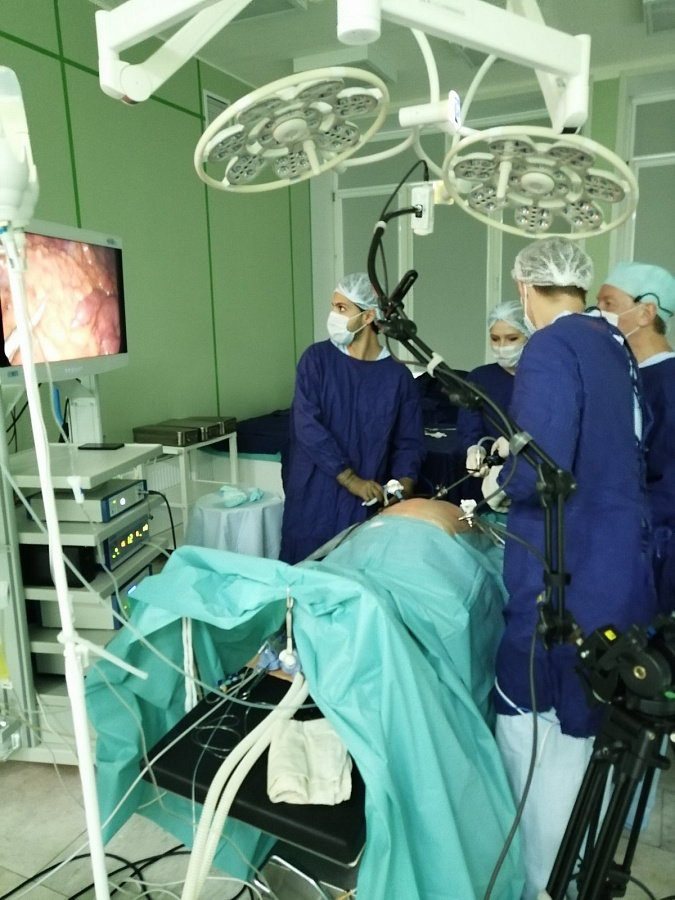 Хирурги перенимают опыт ведущих специалистов